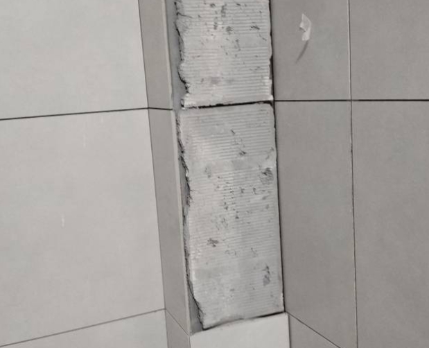 新平瓷砖空鼓维修公司分享下瓷砖施工前基层浇水润湿程度不足，可能导致以下问题