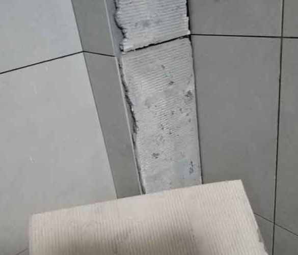 新平瓷砖空鼓维修公司分享下厨房瓷砖脱落的补救措施。